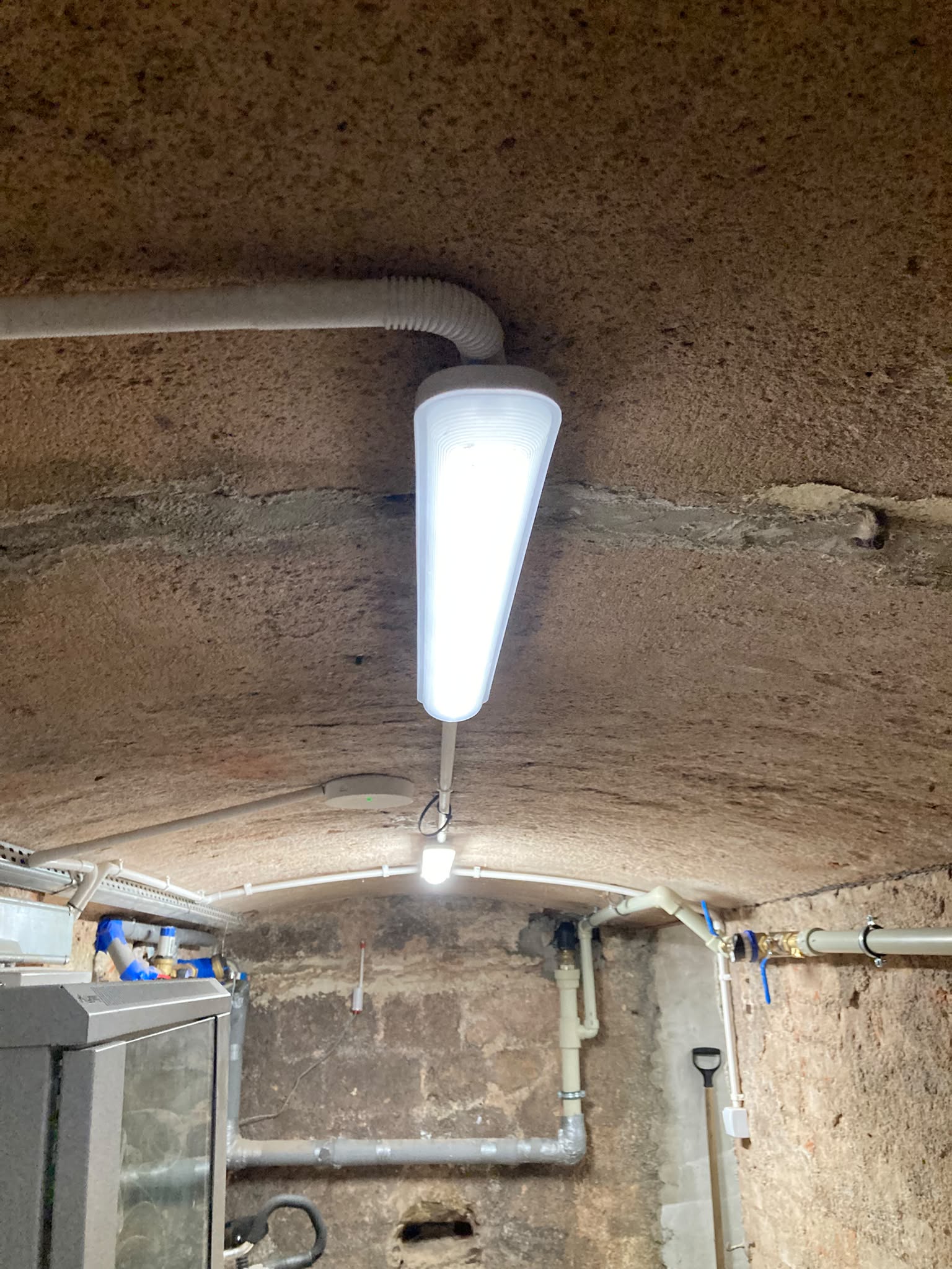 Oświetlenie pomieszczenia technicznego z podłużną oprawą LED